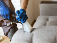 man-professionally-cleaning-couch-284x190x47x24x190x143x1717779243 Центр Чистоты и комфорта36